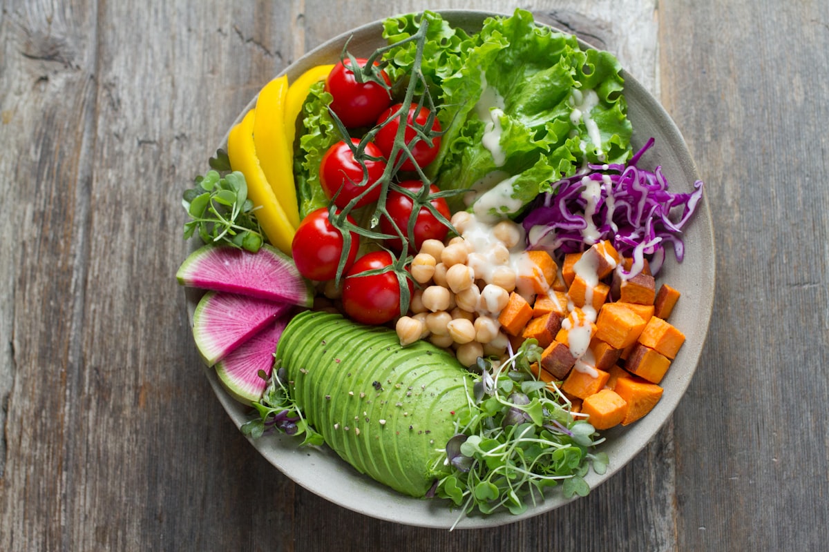 Ensaladas frescas de primavera con vegetales de hoja verde