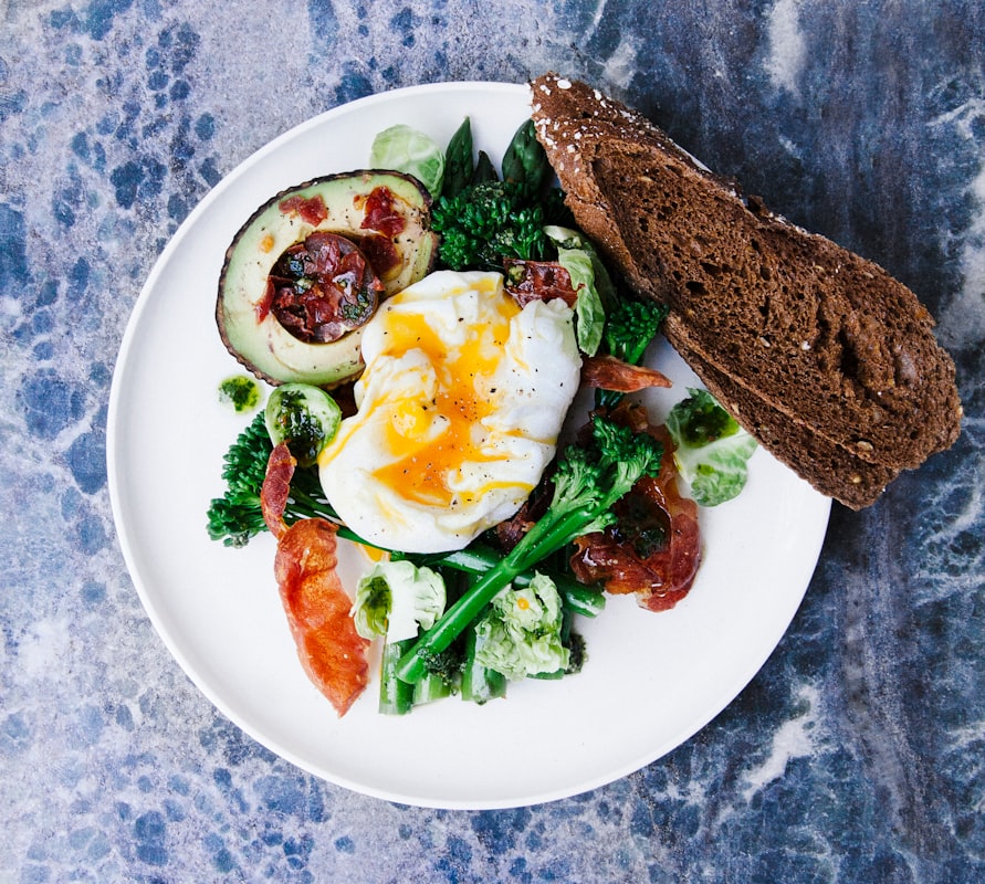Fuentes de proteína saludable huevos pescado y legumbres